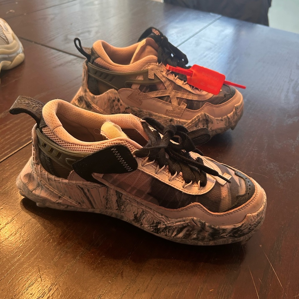 OFF white odsy sneaker in color “dirty pink”